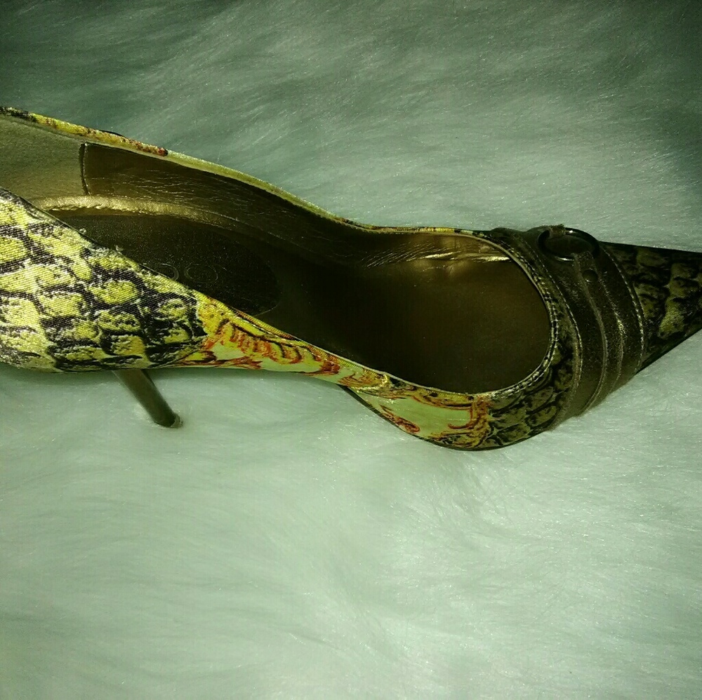Shoes - Picture 7 of 8